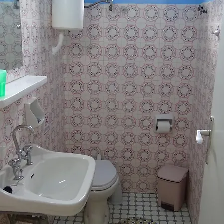 Poros House بيت ضيافة *